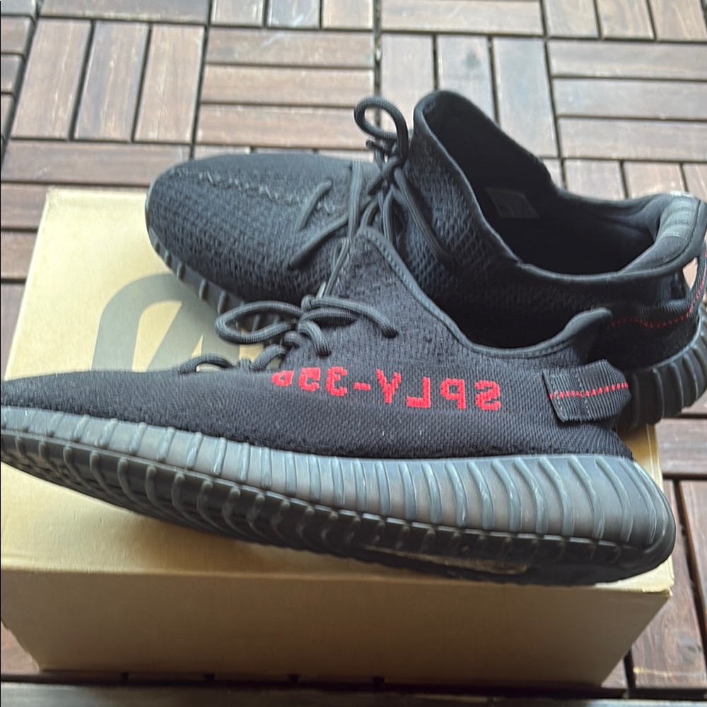 Yeezy Boost 350 V2 Sneakers “Bred”
